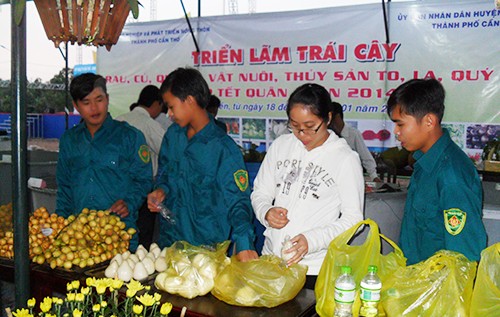 Warm Tet for soldiers and others in My Khanh commune  - ảnh 2